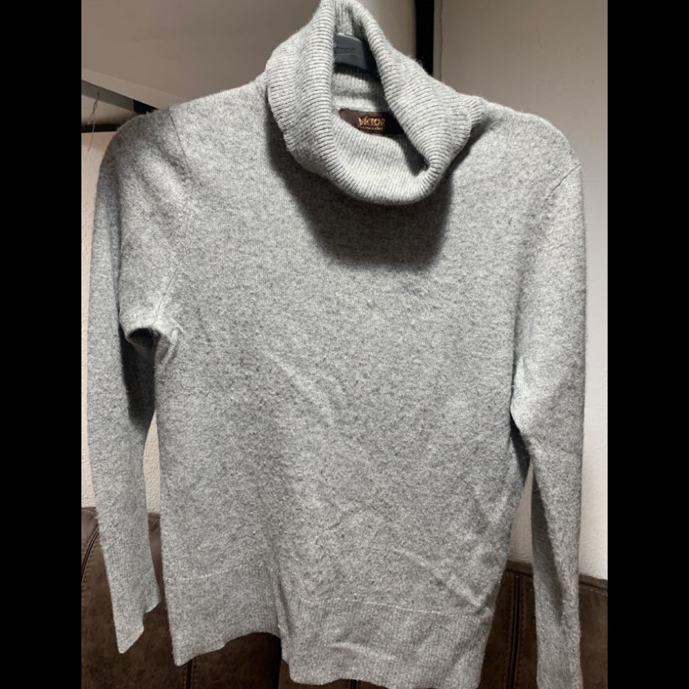 Cashmere Victor Alfaro Soft gray turtleneck sweater Size Medium